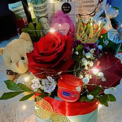 Otra referencia de Caja floral con osito y dulces
