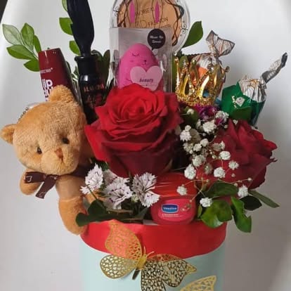Flores rojas y detalles dorados