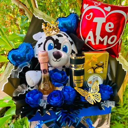 Cesta con peluche, flores azules, globo Te Amo y otros complementos.