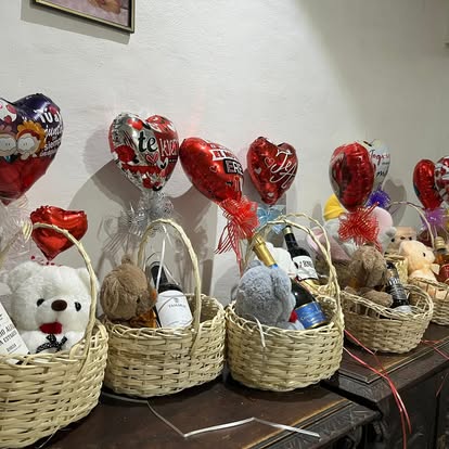 Otra referencia de Cestas con peluches y bebidas