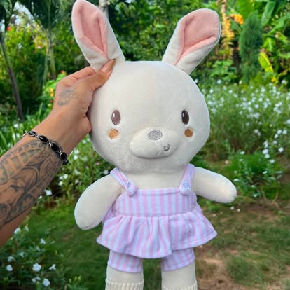 Peluche de conejita blanca con vestido de cuadros en tonos lila.