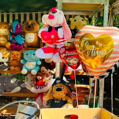 Globo de corazón con mensaje Te Amo. Consulta tamaños y presentación; los demás artículos del fondo se consultan por separado.