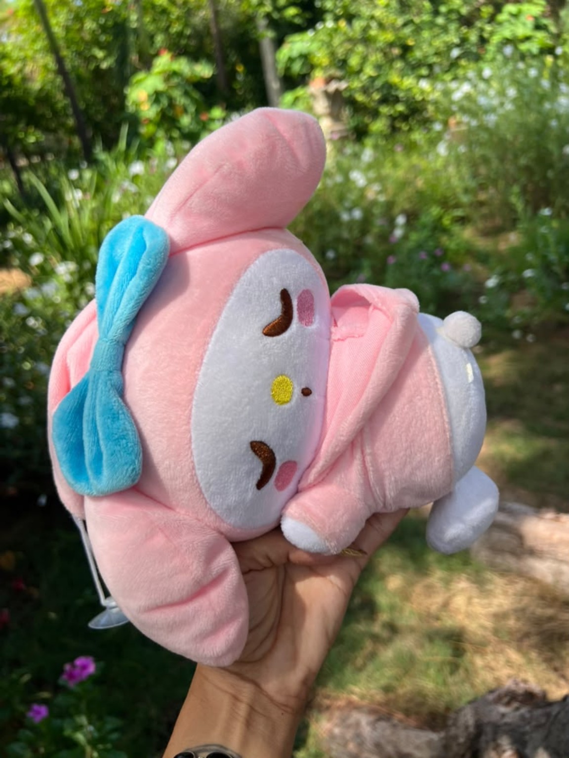 Peluche rosa de My Melody, con orejas largas y un lazo azul.