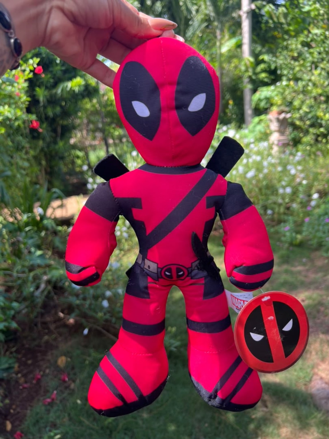 Peluche del personaje Deadpool en rojo y negro.