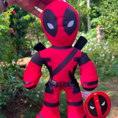 Peluche del personaje Deadpool en rojo y negro.
