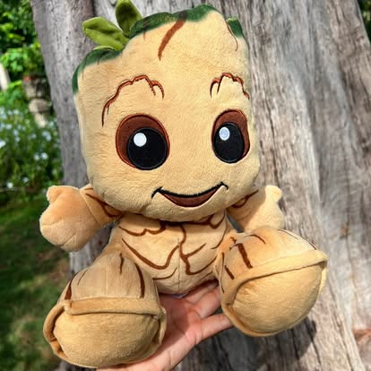 Peluche de Groot en tonos marrones con pequeños detalles verdes.