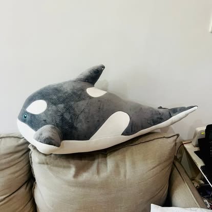 Peluche de orca gris y blanca. Consulta las medidas disponibles.