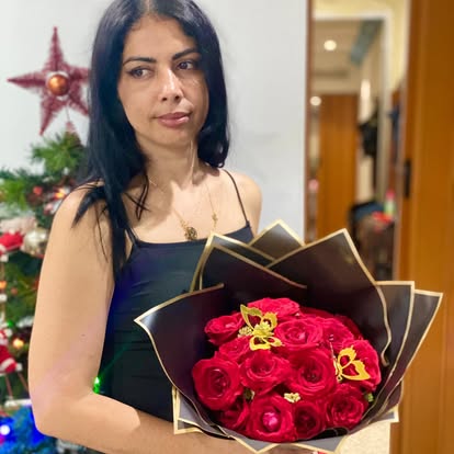 Rosas y envoltura negra y dorada