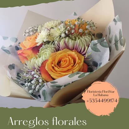Una mezcla de flores y follaje