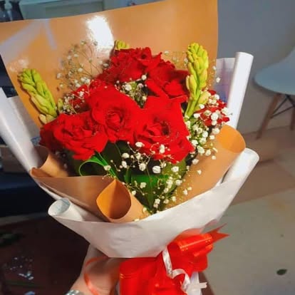 Flores vivas y lazo rojo