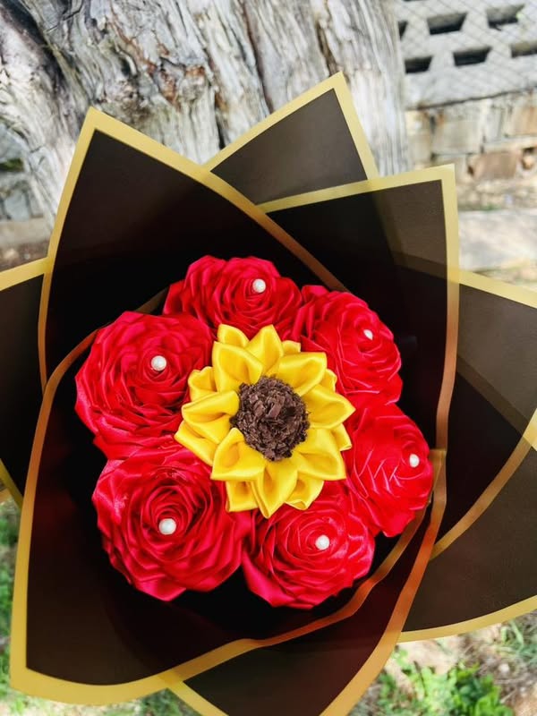 Flores decorativas rojas y un detalle de girasol en negro y dorado.