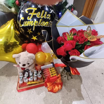 Flores, globo y dulces