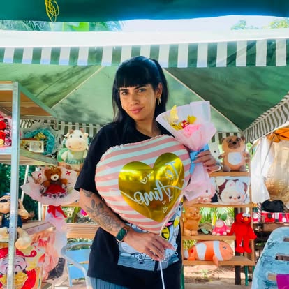 Detalle de rosa rosada y un globo de corazón Te Amo. Consulta la presentación del regalo.
