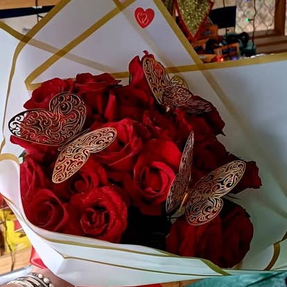 Otra referencia de Rosas con mariposas caladas