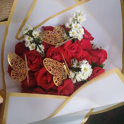 Blanco, rojo y detalles dorados