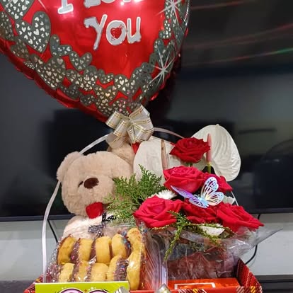 Otra referencia de Rosas con osito y dulces