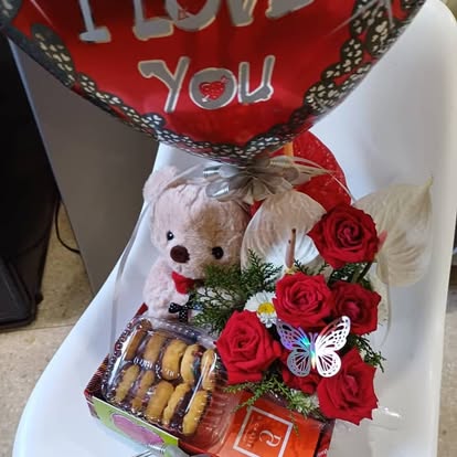 Un regalo con globo corazón