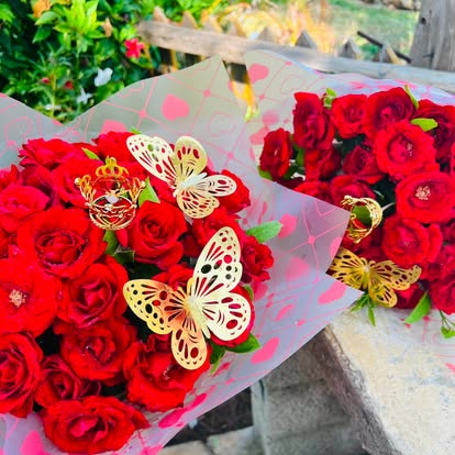Ramos de rosas rojas con mariposas doradas y envoltura de corazones. Consulta un ramo y su tamaño.