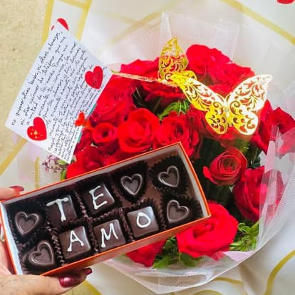 Ramo de rosas rojas con mariposas y detalle rectangular con mensaje Te Amo.