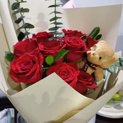 Un peluche entre las flores