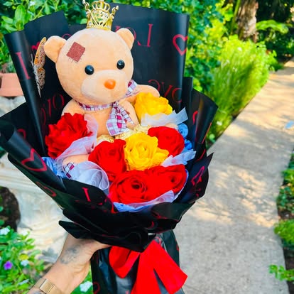 Otra referencia de Rosas rojas y amarillas con osito