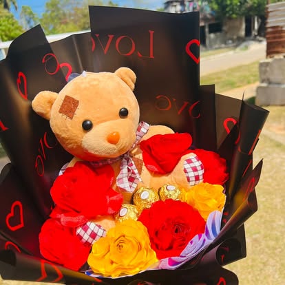 Otra referencia de Rosas rojas y amarillas con osito