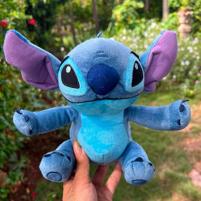 Peluche de Stitch azul con orejas de interior morado.