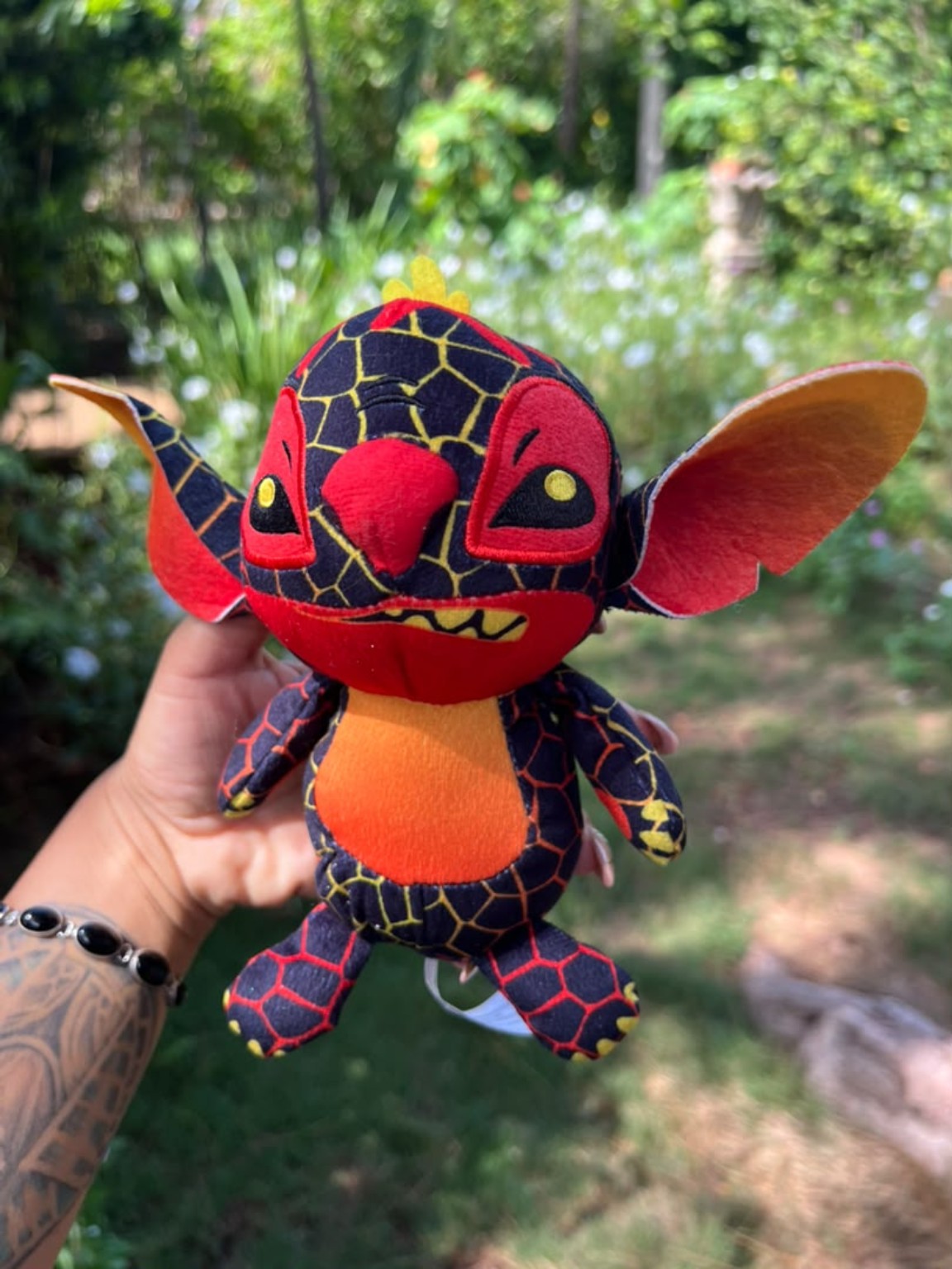 Peluche de Stitch con diseño rojo y negro y detalles amarillos.