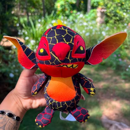 Peluche de Stitch con diseño rojo y negro y detalles amarillos.